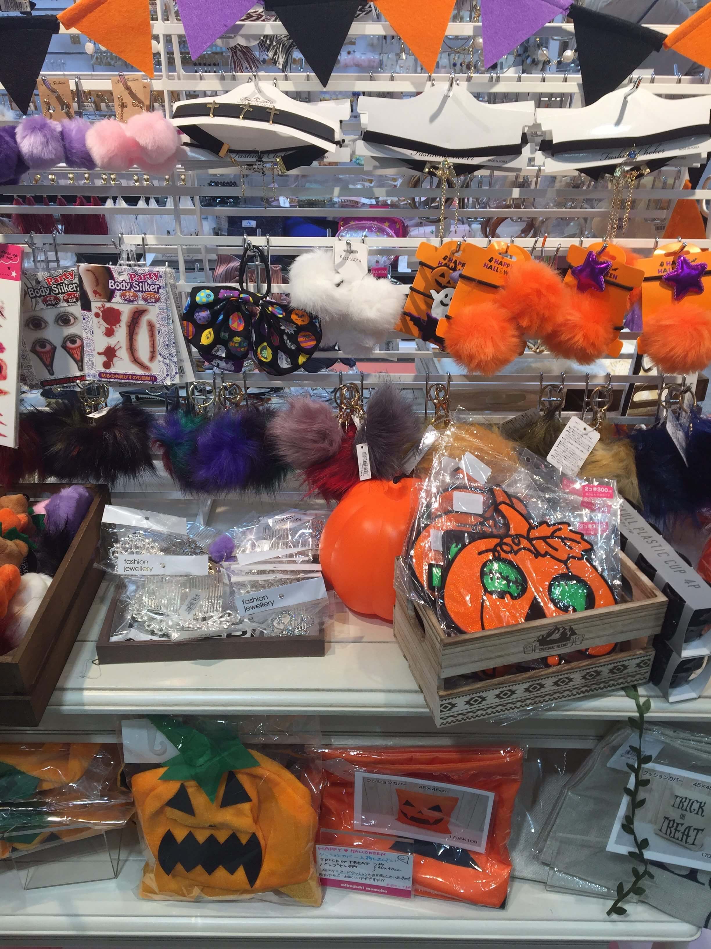ハロウィンアイテム充実「ミカヅキモモコ」全品300円均の可愛い雑貨店