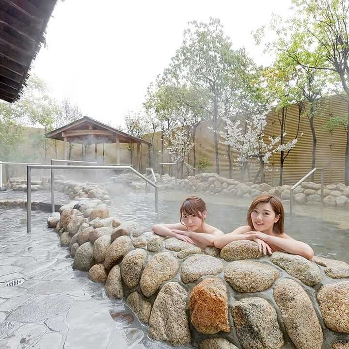 動物園前「スパワールド」はプールに温泉に岩盤浴も楽しめるスポット