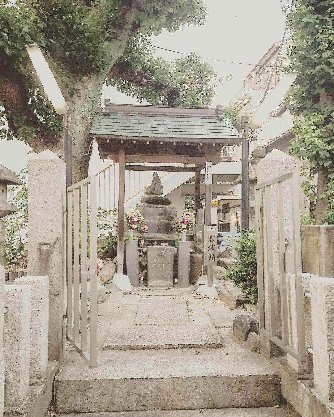 大阪市都島区に源頼政に退治された妖怪鵺(ぬえ)が祀られる鵺塚が
