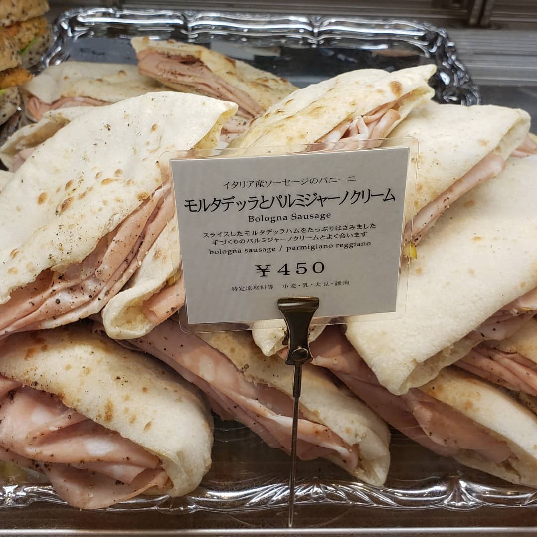 梅田阪急三番街「アンティコカフェアルアビス」はパニーニが絶品