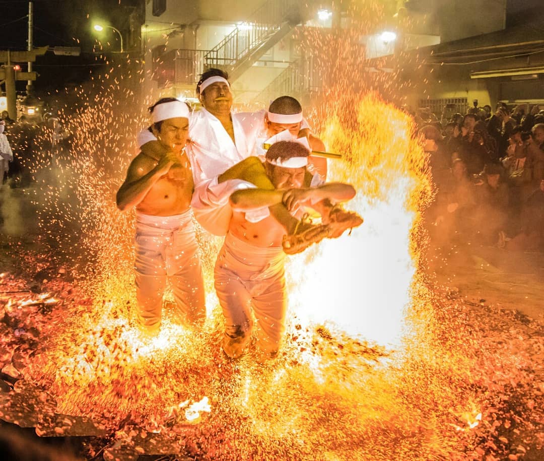 石津太神社 やっさいほっさい祭り は燃え盛る薪の上を歩く奇祭 みんなのじもと 石津太神社 やっさいほっさい祭り は燃え盛る薪の上を歩く奇祭 みんなのじもと