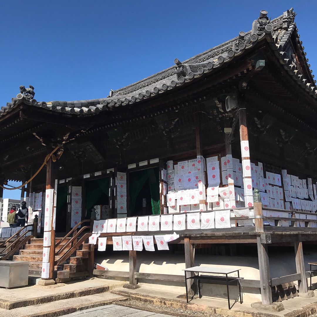 受験生の聖地「家原寺」壁一面白いハンカチで覆われる学業成就の地
