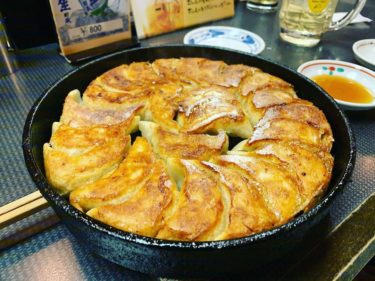 博多「まるさん餃子」は化学調味料不使用の鉄鍋で食べるソウルフード
