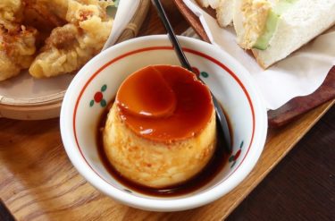 明礬温泉「岡本屋売店」硫黄香る大人の地獄蒸しプリンが人気