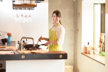 専業主婦(夫)は扶養家族であればタダで年金制度に入れる