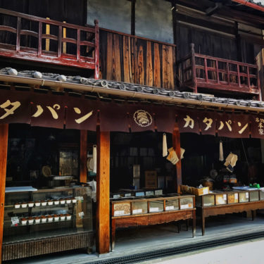 熊岡菓子店の堅パンは歯が欠けたかと思うほどに噛み応えのあるお菓子
