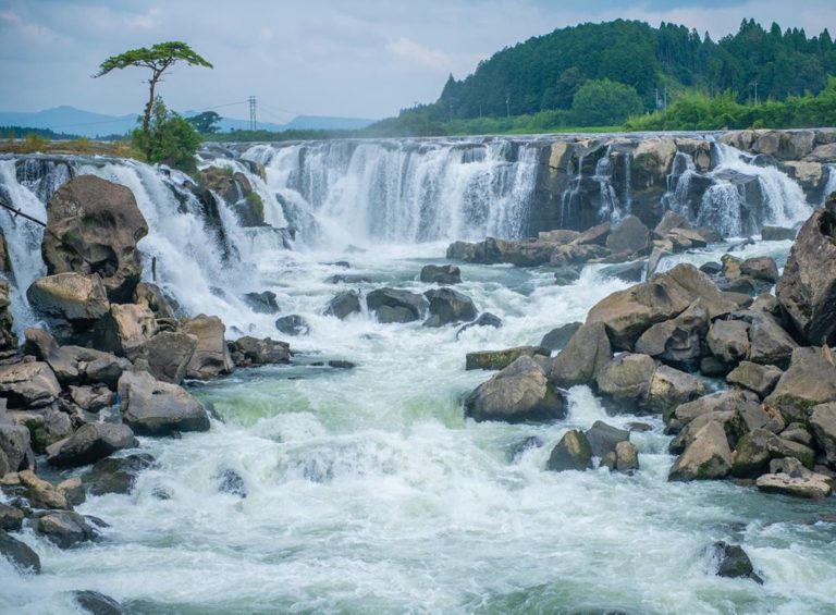 東洋のナイアガラ「曽木の滝」奇岩と大迫力の水量は圧巻の滝│みんなのじもと